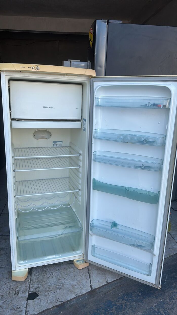 Geladeira Electrolux - 240L - 110vts - Usada - Image 2