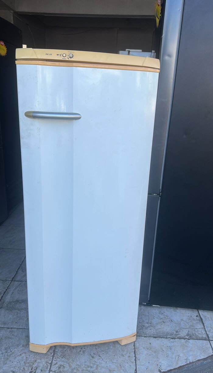 Geladeira Electrolux - 240L - 110vts - Usada