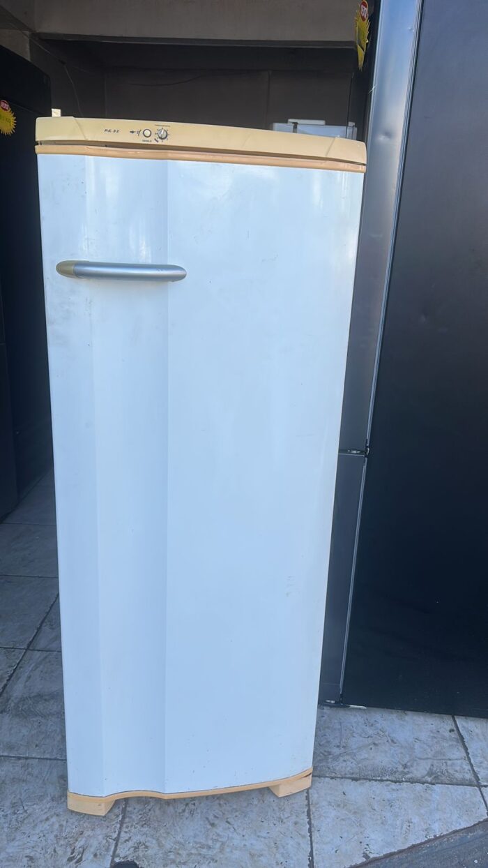 Geladeira Electrolux - 240L - 110vts - Usada