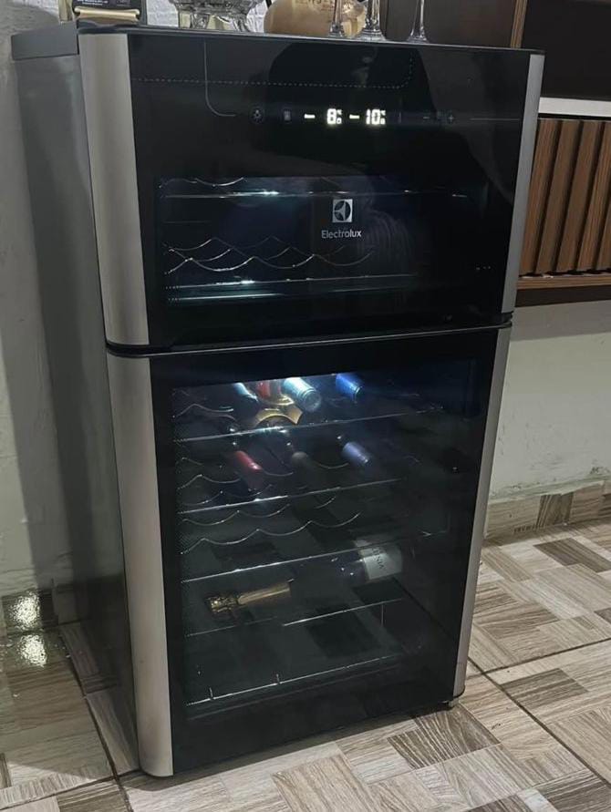 Adega de Vinho Climatizada Electrolux