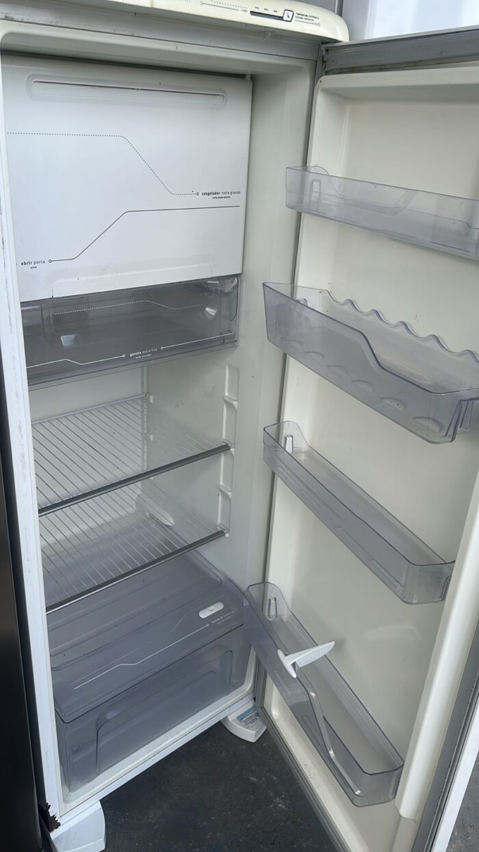 Geladeira Electrolux - 240L - 110Vts - Usada - Image 2