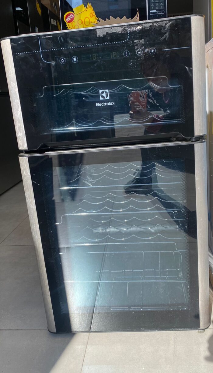 Adega de Vinho Electrolux